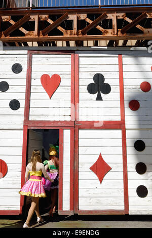 Vieux bâtiment en bois avec motif carte jouer Banque D'Images