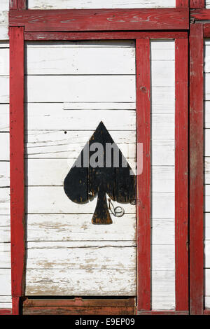 Vieille porte en bois avec motif carte jouer Banque D'Images