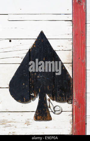 Vieille porte en bois avec motif carte jouer Banque D'Images