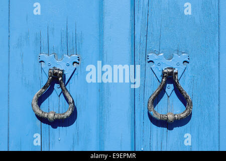 Vieille porte en bois bleu avec poignées rondes Banque D'Images