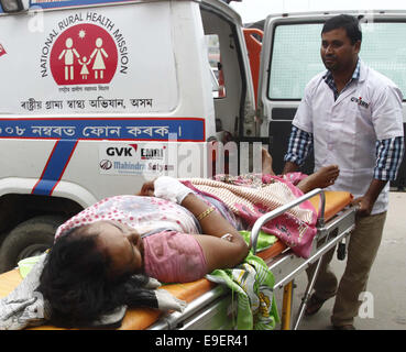 L'Assam, en Inde. 26Th Oct, 2014. Un passager blessé d'un bus est amené à l'hôpital dans la région de Guwahati, capitale de l'Inde du nord-est de l'état de l'Assam, le 26 octobre 2014. Neuf personnes ont été tuées et 26 autres blessés lorsqu'un excès de capoter et de bus est tombé dans un fossé sur le bord de l'Assam le dimanche, a annoncé la police. Credit : Stringer/Xinhua/Alamy Live News Banque D'Images