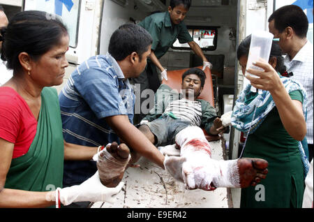 L'Assam, en Inde. 26Th Oct, 2014. Le conducteur d'un autobus blessé est emmené à l'hôpital dans la région de Guwahati, capitale de l'Inde du nord-est de l'état de l'Assam, le 26 octobre 2014. Neuf personnes ont été tuées et 26 autres blessés lorsqu'un excès de capoter et de bus est tombé dans un fossé sur le bord de l'Assam le dimanche, a annoncé la police. Credit : Stringer/Xinhua/Alamy Live News Banque D'Images