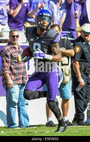 25 octobre 2014 : .TCU Horned Frogs receveur Josh Doctson (9) capture un laissez passer pour un touché d'un NCAA football match entre le Texas Tech Red Raiders et le TCU Horned Frogs au stade Amon G. Carter à Fort Worth, Texas. Banque D'Images