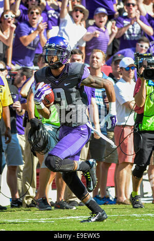 25 octobre 2014 : .TCU Horned Frogs receveur Josh Doctson (9) capture un laissez passer pour un touché d'un NCAA football match entre le Texas Tech Red Raiders et le TCU Horned Frogs au stade Amon G. Carter à Fort Worth, Texas. Banque D'Images