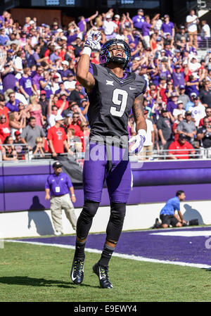 25 octobre 2014 : .TCU Horned Frogs receveur Josh Doctson (9) célébrer après un touché d'un NCAA football match entre le Texas Tech Red Raiders et le TCU Horned Frogs au stade Amon G. Carter à Fort Worth, Texas. Banque D'Images