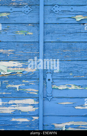 Partie de l'ancienne porte en bois avec poignée en métal bleu Banque D'Images