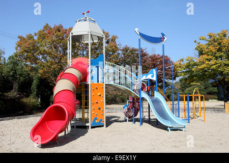 Parc de jeux avec un fond de ciel bleu Banque D'Images