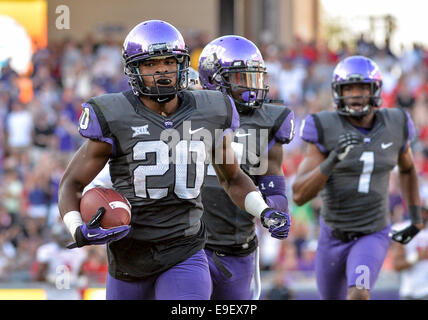 25 octobre 2014 : .TCU Horned Frogs wide receiver' Deante Gray (20) porte le ballon et marque un touchdown d'un NCAA football match entre le Texas Tech Red Raiders et le TCU Horned Frogs au stade Amon G. Carter à Fort Worth, Texas. Banque D'Images