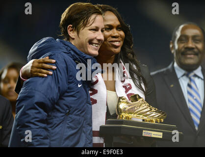 Chester, PA, USA. 26Th Oct, 2014. Abby Wambach, USA L'avant gauche, accepte le lors de la cérémonie de remise des médailles pour la Coupe du Monde féminine de la CONCACAF final admissible au PPL Park à Chester, Pennsylvanie aux États-Unis a battu le Costa Rica dans la finale de la CONCACAF, 6-0. Credit : Chuck Myers/ZUMA/Alamy Fil Live News Banque D'Images