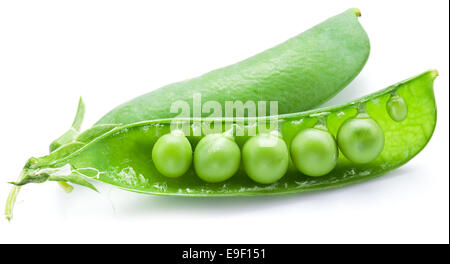 Les petits pois frais sont contenues à l'intérieur d'un groupe isolé sur un fond blanc. Banque D'Images