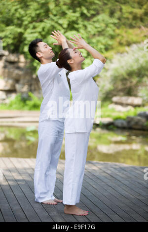 La pratique du yoga des jeunes adultes Banque D'Images
