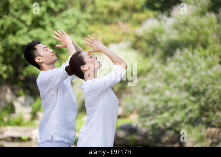 La pratique du yoga des jeunes adultes Banque D'Images