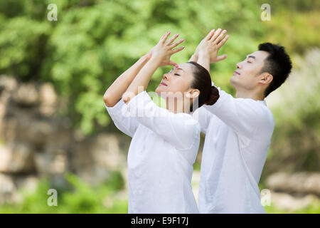La pratique du yoga des jeunes adultes Banque D'Images