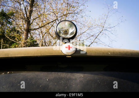 Ambulance véhicule tout terrain UAZ-3962 (photo Croix Rouge, signe et tournant projecteur) a été utilisé par les forces soviétiques et d'autres forces du Pacte de Varsovie. (CTK Photo/Libor Sojka) Banque D'Images