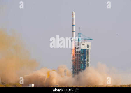 Jiuquan, province du Gansu en Chine. 27 Oct, 2014. Une Longue Marche 2C transportant la fusée satellite expérimental Shijian-11-08 quitte la plateforme de lancement au Centre de lancement de satellites de Jiuquan Jiuquan, dans le nord-ouest de la Chine, la province de Gansu, Octobre 27, 2014. Le satellite Shijian-11-08, qui a été lancé à partir de Jiuquan à 2:59 h le lundi, sera utilisé pour mener des expériences scientifiques dans l'espace. Le lancement marque le 197th vol de la fusée Longue Marche série. Crédit : Li Xiang/Xinhua/Alamy Live News Banque D'Images