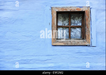 Détail de l'architecture ancienne en bois avec fenêtre sur un mur bleu d'une maison d'adobe Banque D'Images