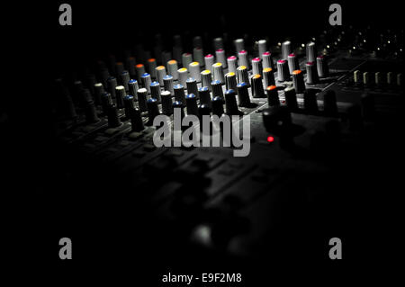 Mélangeur audio son détail boutons tourné en lumière obscure Banque D'Images