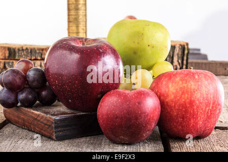 Pommes et raisins sur fond de bois dans la composition interne Banque D'Images