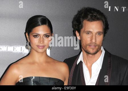 Los Angeles, Californie, USA. 26Th Oct, 2014.CAMILA ALVES, Acteur actrice Matthew MCCONAUGHEY dans le milieu interstellaire Premiere tenue le Théâtre chinois de Grauman, Hollywood. Crédit : Paul Fenton/ZUMA/Alamy Fil Live News Banque D'Images