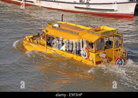 London Duck Tours - un bateau d'excursion amphibie jaune distinctif avec passagers à bord, sur la Tamise, Londres, Angleterre, Royaume-Uni. Banque D'Images