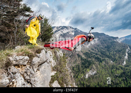 La sône (Région Rhône-Alpes, au sud-est de la France) : base jumpers sautant Banque D'Images