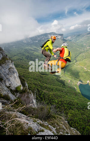 La sône (Région Rhône-Alpes, au sud-est de la France) : base jumpers sautant Banque D'Images