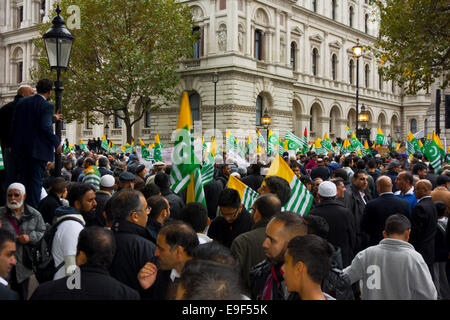 Londres, Royaume-Uni. 26Th Oct, 2014. Pro anti-Cachemire Inde manifestation à Londres. Whitehall blocs à l'extérieur de Downing Street Banque D'Images