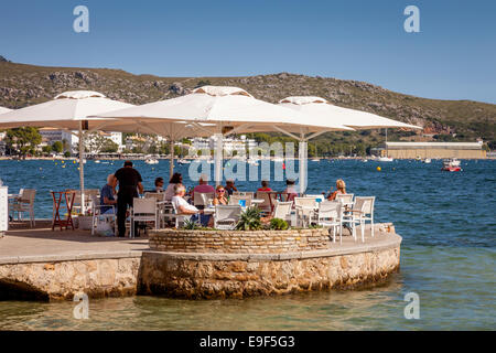 Café/Restaurant en bord de mer, Puerto Pollensa, Mallorca - Espagne Banque D'Images