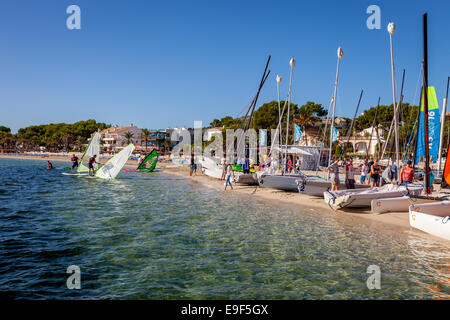 Les véliplanchistes, Puerto de Pollensa, Mallorca - Espagne Banque D'Images