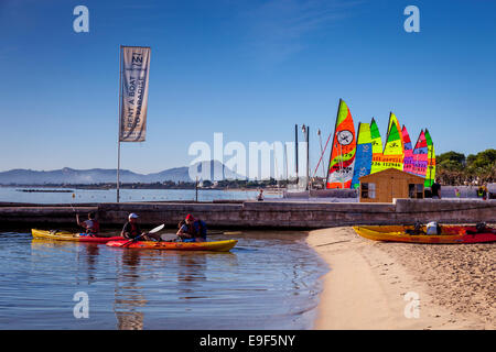 Kayaks, Puerto de Pollensa, Mallorca - Espagne Banque D'Images