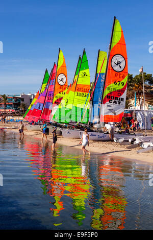 Catamarans colorés, Puerto de Pollensa, Mallorca - Espagne Banque D'Images