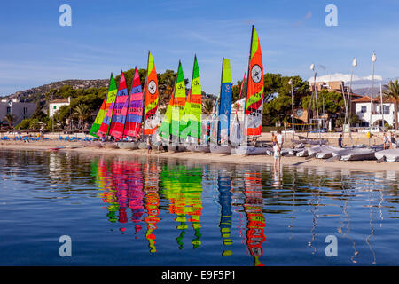 Catamarans colorés, Puerto de Pollensa, Mallorca - Espagne Banque D'Images