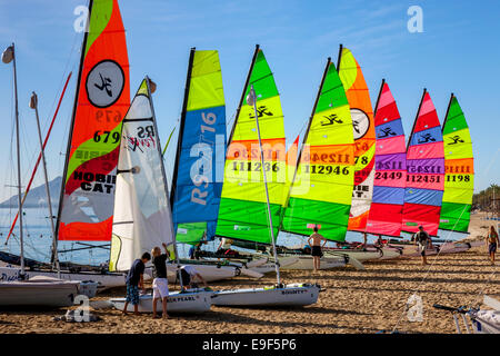 Catamarans colorés, Puerto de Pollensa, Mallorca - Espagne Banque D'Images