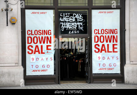 Londres, Angleterre, Royaume-Uni. La fermeture de la vente dans la rue Regent Banque D'Images