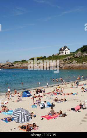 À Trégastel (Bretagne) : 'Plage de la grève blanche' Beach sur la 'Côte de Granit Rose' (Côte de Granit Rose) Banque D'Images