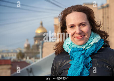 Outdoor portrait of young smiling Caucasian woman sur le toit à Saint-Pétersbourg, Russie Banque D'Images