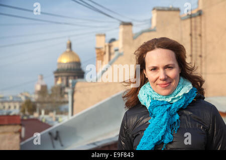 Outdoor portrait of young smiling Caucasian woman sur le toit à Saint-Pétersbourg, Russie Banque D'Images