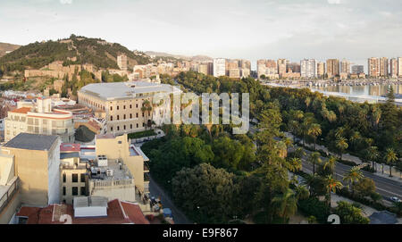 Vue panoramique sur les toits de la ville de Malaga avec l'Alcazaba et les beaux-arts et musée d'archéologie au coucher du soleil, l'Andalousie, Sud de l'Espagne. Banque D'Images