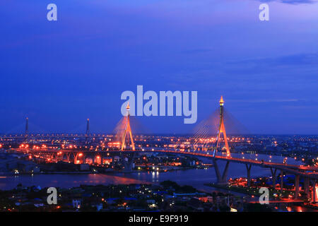 Bhumibol Bridge en Thaïlande Banque D'Images