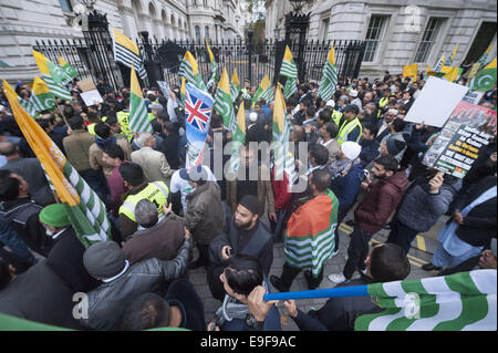 Londres, Royaume-Uni. 26Th Oct, 2014. Plusieurs centaines de partisans pro-kashmiri prendre part à la soi-disant 'millions'' mars de Trafalgar Square à Downing Street. La date de la marche, le 26 octobre, a été mis en évidence comme significative pour les groupes pro-Pakistan comme c'est à cette date en 1947 que le dernier souverain de l'état de Jammu-et-Cachemire a adhéré à l'Inde. Sur la photo : Pro-Kashmiri partisans entourent l'entrée de Downing Street. © Lee Thomas/ZUMA/Alamy Fil Live News Banque D'Images