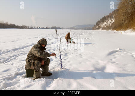 Sur la pêche d'hiver Banque D'Images