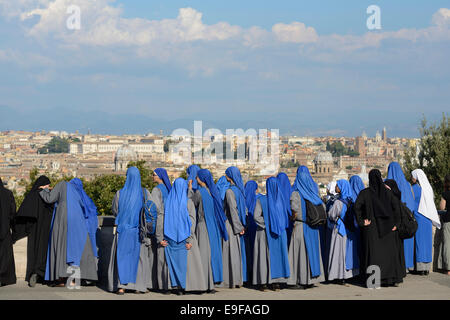 Rome. L'Italie. Un groupe de religieuses prendre du point de vue de la ville de Piazza Garibaldi sur la colline du Janicule. Banque D'Images