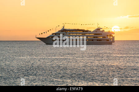 Bateau de croisière voiles à coucher de soleil Banque D'Images