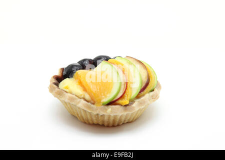 Tarte aux fruits mélange isolé sur fond blanc Banque D'Images