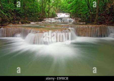 Cascade de Huay Mae Khamin Premier niveau Banque D'Images