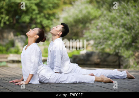 La pratique du yoga des jeunes adultes Banque D'Images