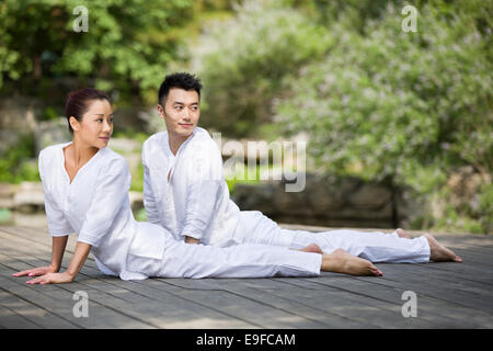 La pratique du yoga des jeunes adultes Banque D'Images