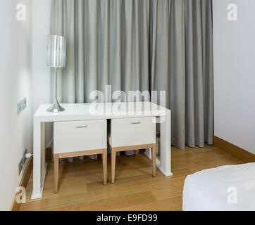 Blanc moderne table et chaises dans la chambre Banque D'Images