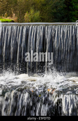 La Cascade dans le parc de Cannon Hall Country Park, près de Cawthorne Barnsley South Yorkshire England UK Banque D'Images