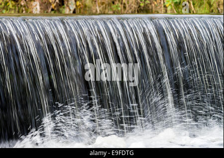 La Cascade dans le parc de Cannon Hall Country Park, près de Cawthorne Barnsley South Yorkshire England UK Banque D'Images